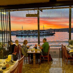 Galata Mira Port Restaurant Boğaz manzarası eşliğinde akşam yemeği