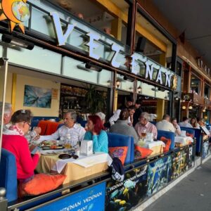 Vezenan Restaurant Cafe iç mekan ve Karaköy manzarası